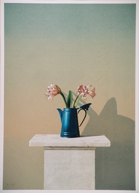 Μακρουλάκης Μιχάλης (1940), Κυανή καφετιέρα, 1987, έγχρωμη μεταξοτυπία, 68,5 x 49 εκ., 4/195, Πινακοθήκη Χαρακτικής Δήμου Ζίτσας.